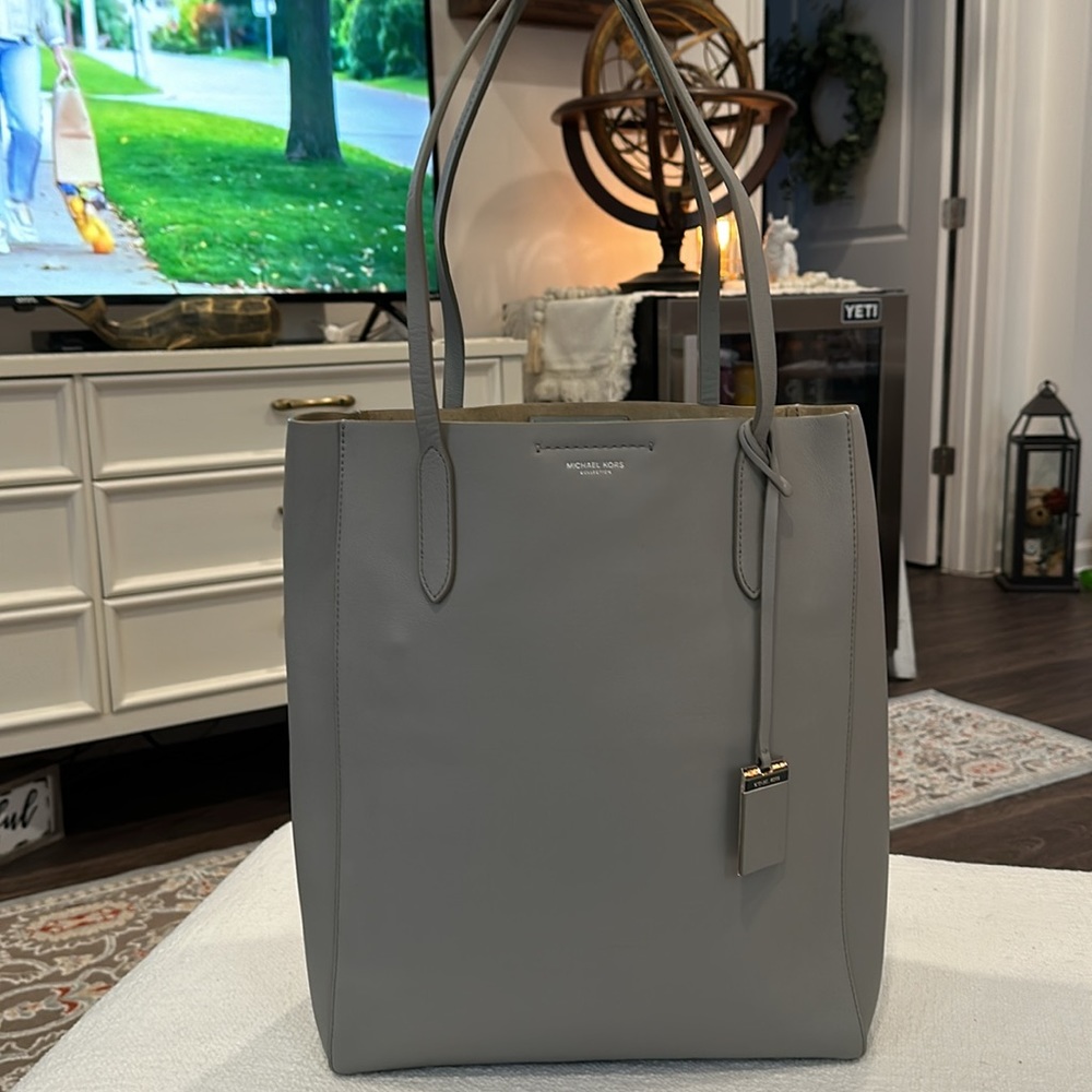 Authentic Michael Kors Collection Calf Leather Tote, in Light Gray. STUNNING - Picture 15 of 17